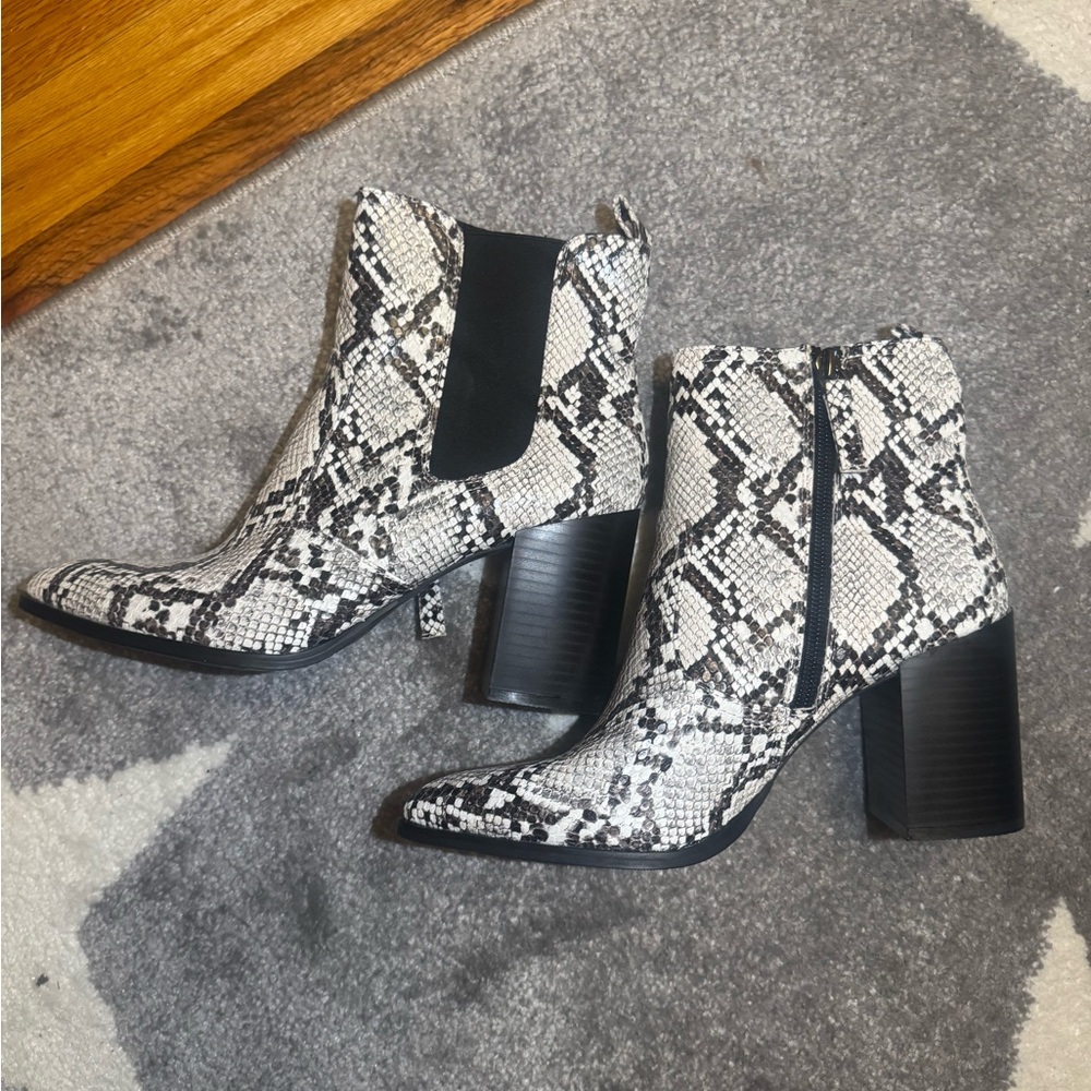 Scoop Black White Snakeskin Ankle Boots Side Zipper Chunky Heel Pointed Toe 7.5